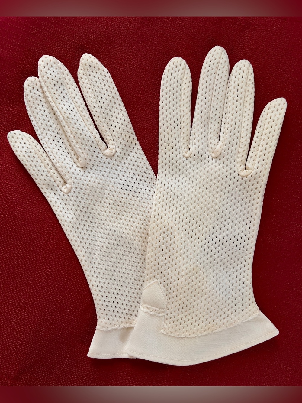Deadstock Vintage 1950s KAYSER Cream Nylon
Mesh Gloves Size 7.5